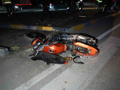 O­t­o­m­o­b­i­l­l­e­ ­ç­a­r­p­ı­ş­a­n­ ­m­o­t­o­s­i­k­l­e­t­i­n­ ­s­ü­r­ü­c­ü­s­ü­ ­h­a­y­a­t­ı­n­ı­ ­k­a­y­b­e­t­t­i­